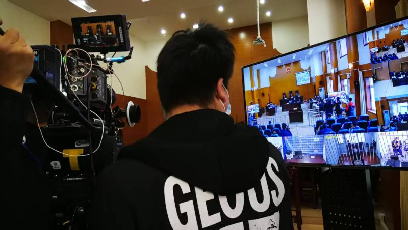 AI生成VS人工创意——贡井区广告片拍摄公司的技术浪漫主义实践